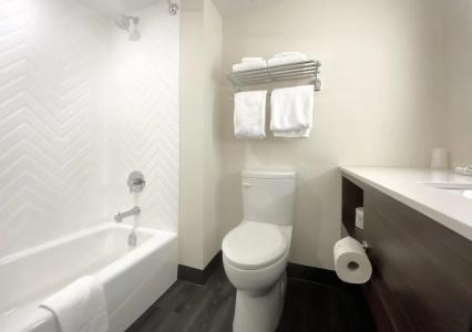 Elk Lake Inn & Suites - 23