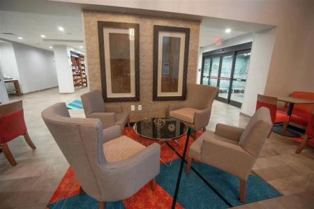 Hampton Inn & Suites Airport - 14