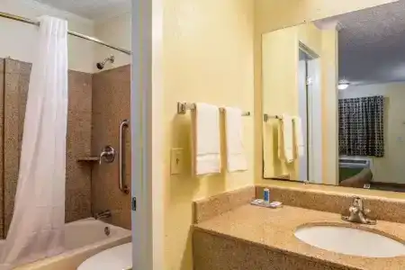 Rodeway Inn & Suites Fort Jackson - 32