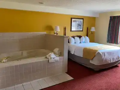 Days Inn & Suites by Wyndham Airport - 34