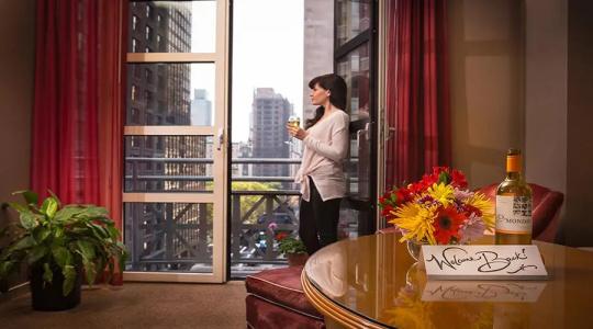 Giraffe by Library Hotel Collection - 100