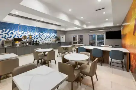 La Quinta by Wyndham Airport - 21