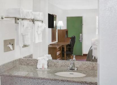 Howard Johnson By Wyndham Ft. Myers Fl - 16