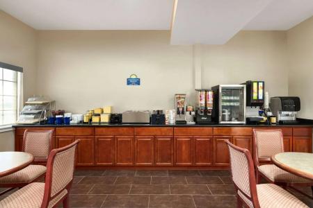 Days Inn by Wyndham San Antonio Near Fiesta Park - 17