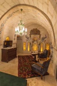 Solo Cave Suites - 210