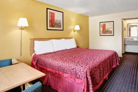 Days Inn by Wyndham West - 12