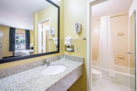 Quality Inn-Central Park Area - 10