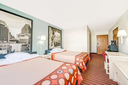 Super 8 by Wyndham San Antonio/Fiesta - 1