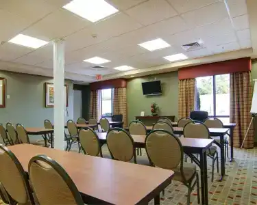 Comfort Suites West - 32