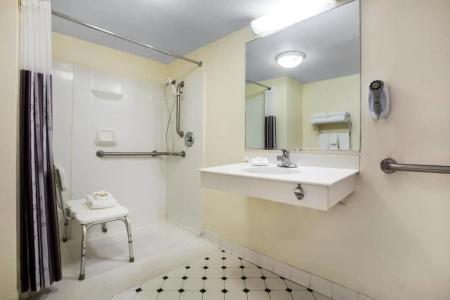 La Quinta Inn by Wyndham Austin Oltorf - 30