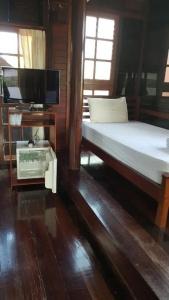 Ruean Mai Chai Khlong - 82