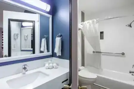 Quality Inn Near Hollywood Walk of Fame - 9