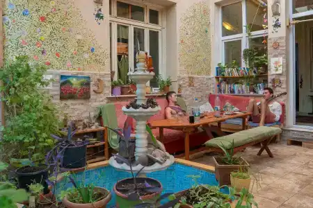 Lotus Garden Hostel Izmir - 10