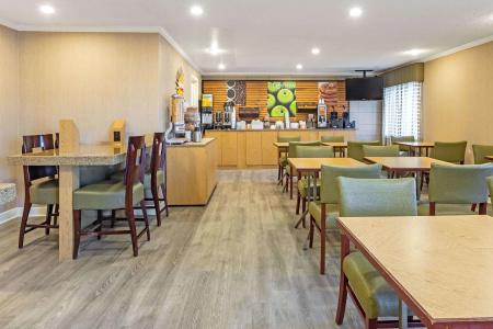 La Quinta By Wyndham East - 16