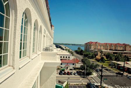 Hampton Inn & Suites - 13