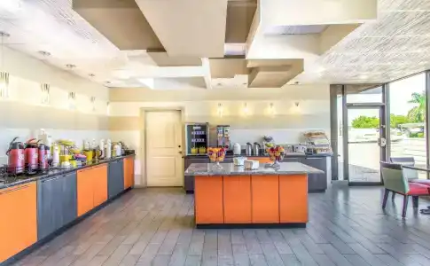 Days Inn by Wyndham Fort Lauderdale Airport Cruise Port - 11
