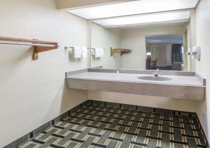 Super 8 by Wyndham Houston/Dtwn/I-610 - 4