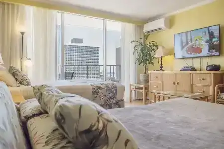 Tropical Studios At Marine Surf Waikiki - Free Parking - Best Location - Full Kitchen - Swimming Pool - 85