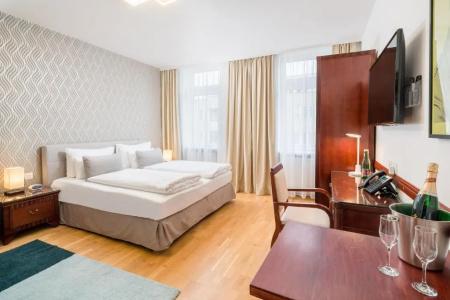 Best Western Plus Celebrity Suites - 106