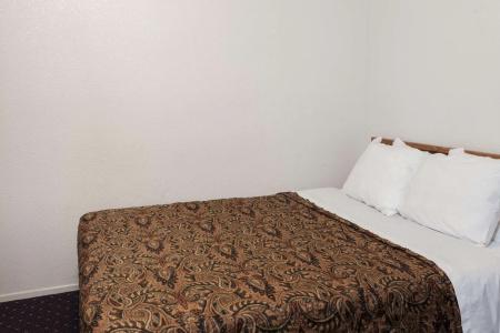 Days Inn by Wyndham Anaheim West - 2