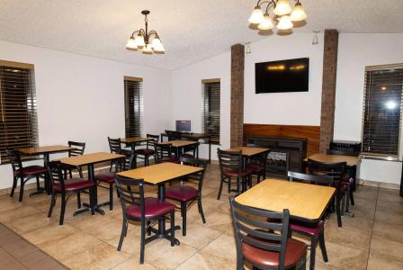 Super 8 by Wyndham/Brooks Street - 12