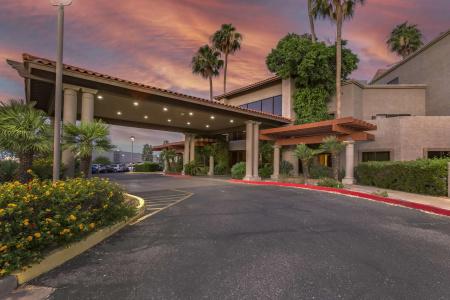 Best Western Plus Thunderbird Suites - 23