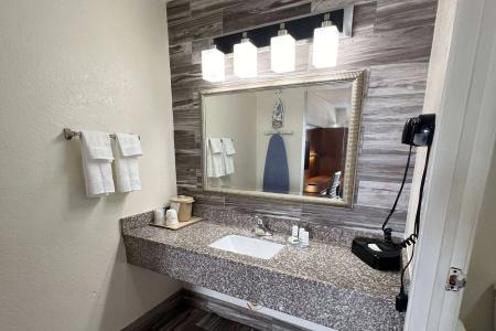 Quality Inn & Suites Downtown - 10