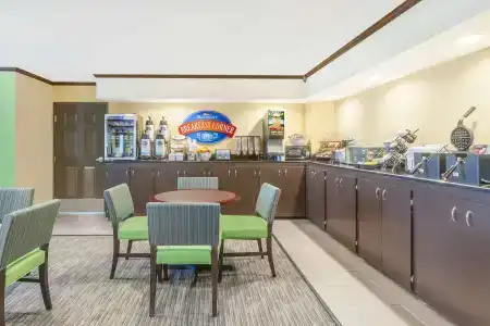 Baymont by Wyndham Center - 13