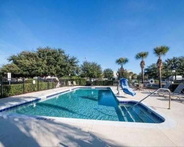 HomeTowne Studios by Red Roof Orlando South - 9