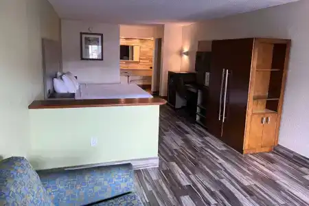Quality Inn & Suites Downtown - 4