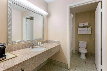 Quality Inn & Suites Oceanside Near Camp Pendleton - 9