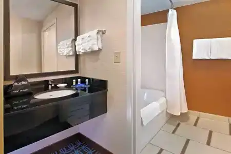Fairfield Inn & Suites - 36