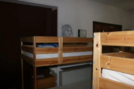 Costas Hostel Action - 13