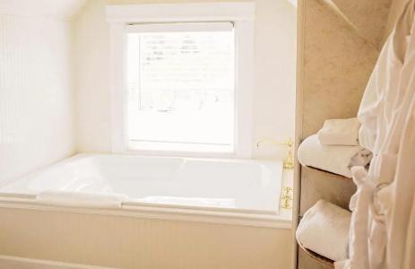 1801 First Luxury Inn - 12