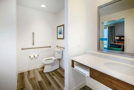 Hampton Inn & Suites Beach-Beachfront - 62
