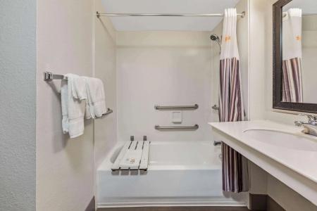 La Quinta Inn by Wyndham Miami Airport North - 8