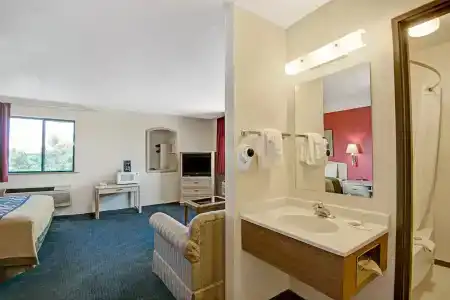 Super 8 by Wyndham West/Coors Blvd - 1