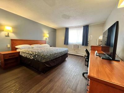 Econo Lodge Village - 57