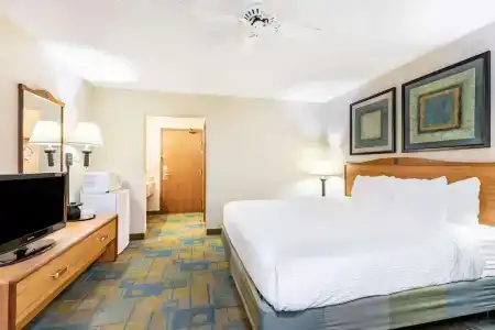 La Quinta By Wyndham East - 20