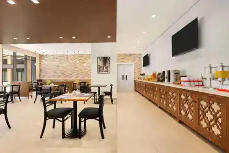 Super 8 by Wyndham Dubai Deira - 20
