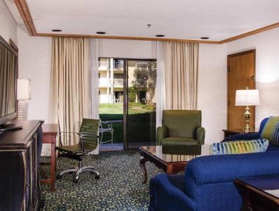 DoubleTree by Hilton - 7