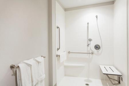 Holiday Inn Express & Suites Beach Beachfront by IHG - 8