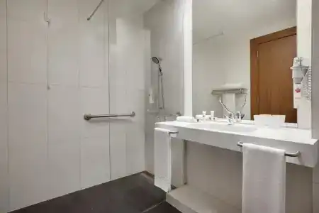 Ramada by Wyndham Lisbon - 34
