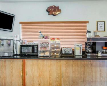 Rodeway Inn - 10