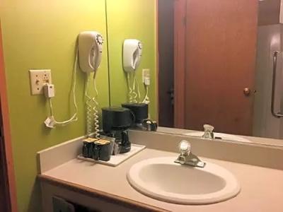 Ramada by Wyndham Portland Airport - 37