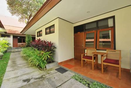 Yulia Beach Inn Kuta - 13
