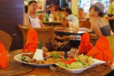 Yulia Beach Inn Kuta - 38