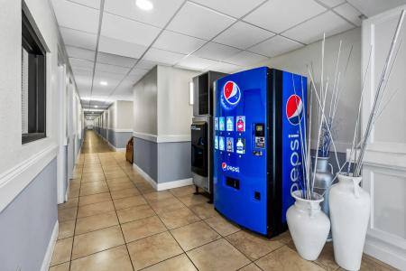 Days Inn & Suites by Wyndham - 10