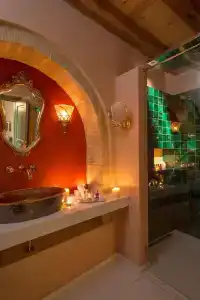 Moni Emvasis Luxury Suites - 8