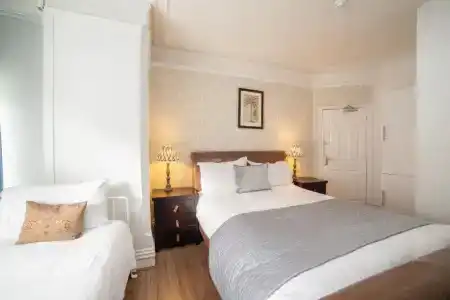 Lonsdale Guest House - 24